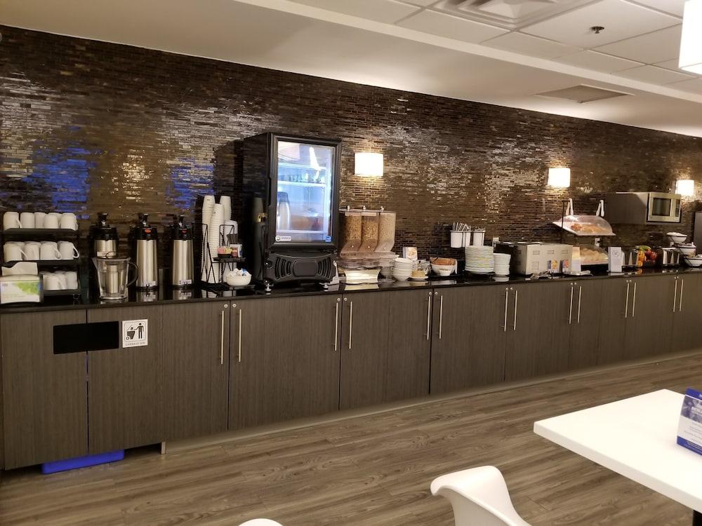 Best Western Plus Airport Inn & Suites Saskatoon Eksteriør billede
