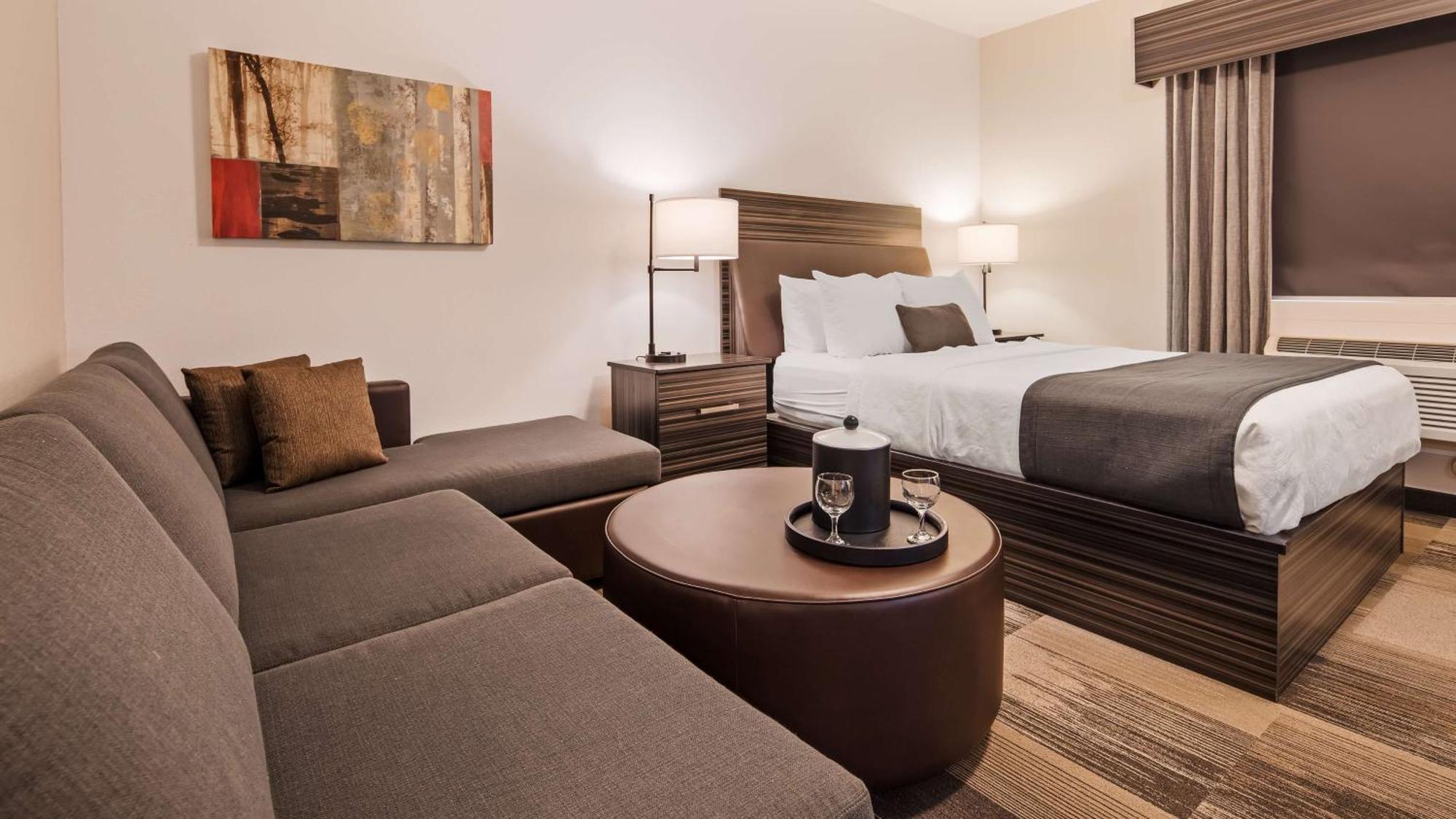 Best Western Plus Airport Inn & Suites Saskatoon Eksteriør billede